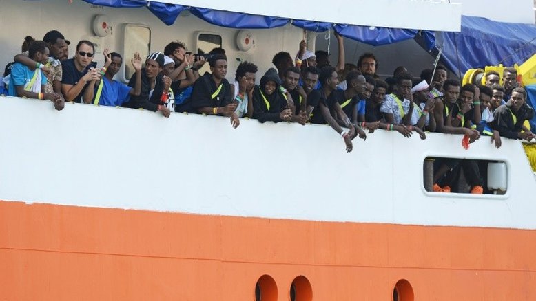 Malta resgata 100 imigrantes e dois cadáveres