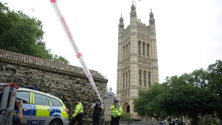 Motorista atropela e deixa vários feridos diante do Parlamento britânico