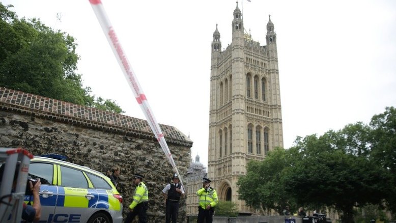 Motorista atropela e deixa vários feridos diante do Parlamento britânico