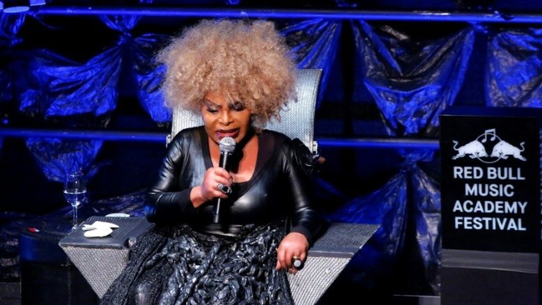 Elza Soares lança campanha em suas redes: 'Onda Negra, mandem para mim'