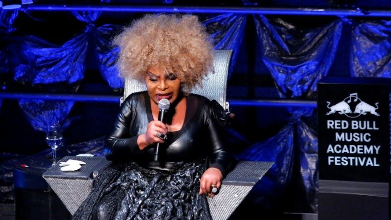Elza Soares lança campanha em suas redes: 'Onda Negra, mandem para mim'