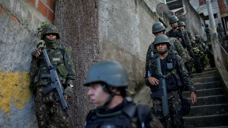 Confrontos com traficantes no Rio deixam 13 mortos, sendo dois militares