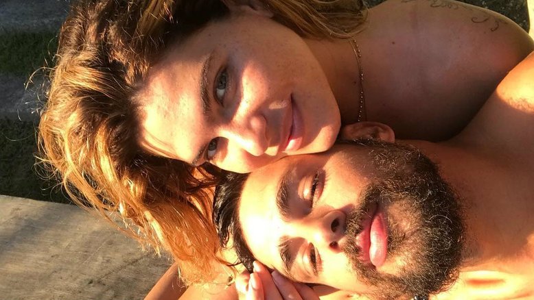 Mariana Goldfarb surpreende ao mostrar aliança enorme de casamento com Cauã Reymond