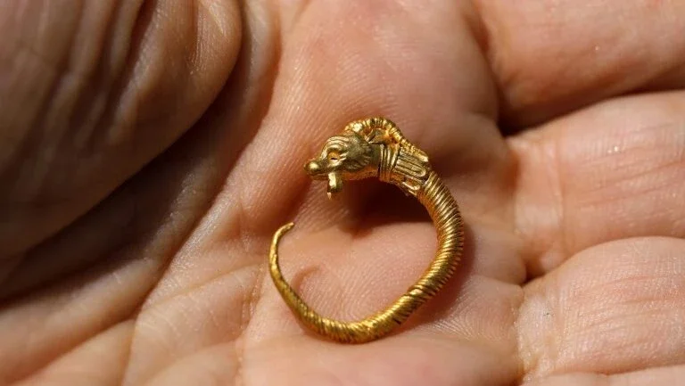 Arqueólogos revelam brinco de 2.200 anos encontrado em Jerusalém