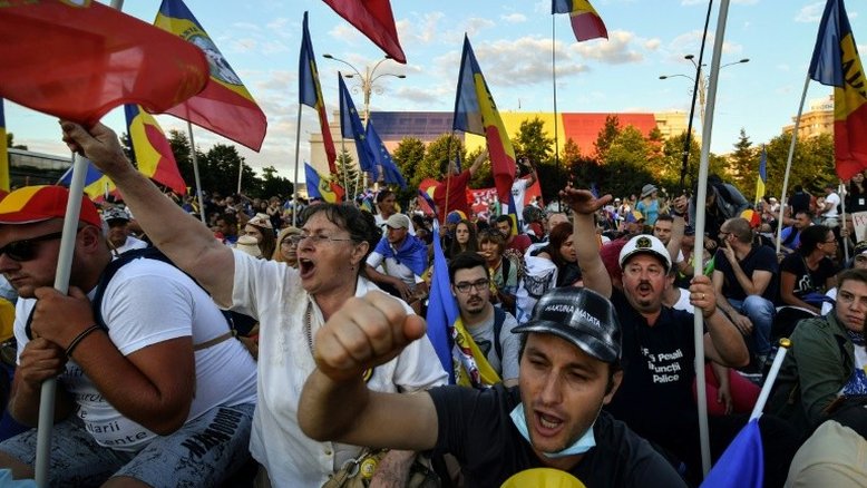 Romenos saem de novo às ruas em protestos contra o governo