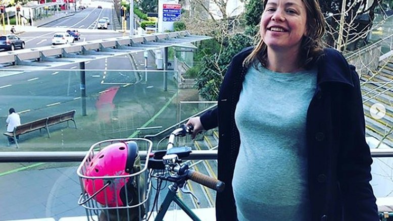 Ministra da Nova Zelândia dá à luz depois de seguir para o hospital de bicicleta