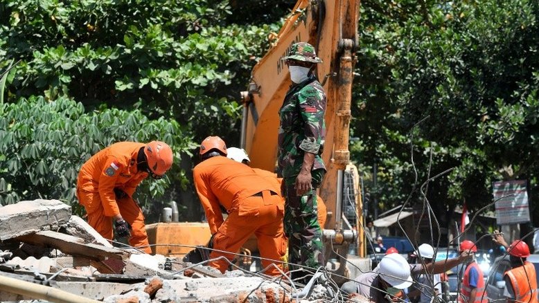 Sobe para 319 número de mortos no terremoto de domingo na Indonésia