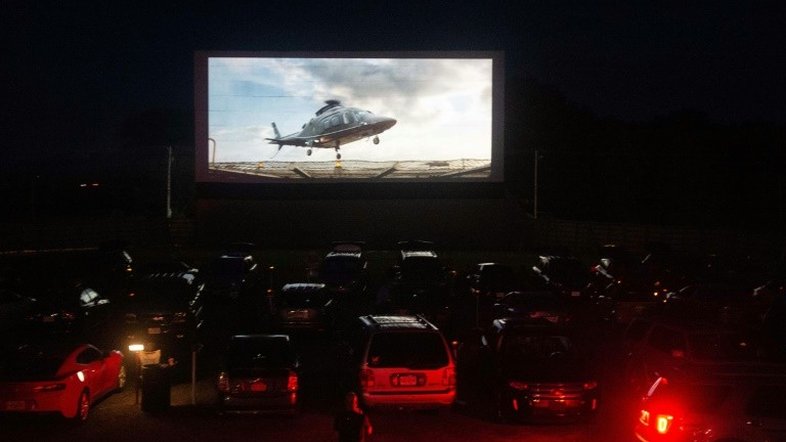 Cinema drive-in não deixa o romance morrer nos Estados Unidos