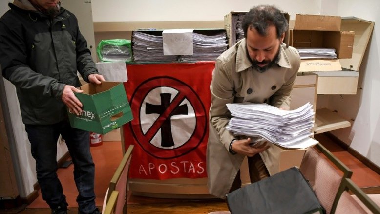 Mais de 3 mil argentinos renunciam coletivamente à religião católica