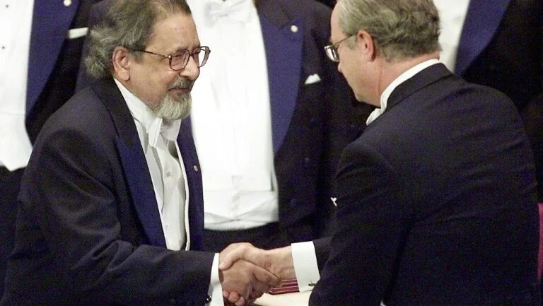 Morre o escritor britânico e prêmio Nobel de Literatura V.S. Naipaul aos 85 anos