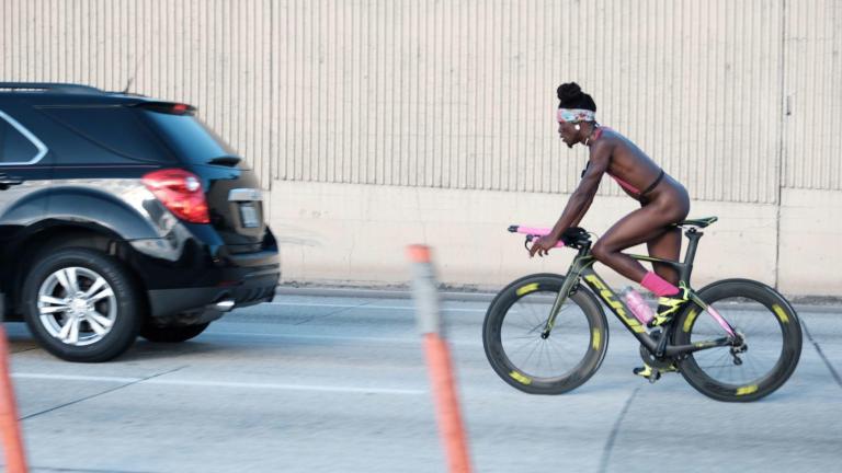 Ciclista peladão anda de bike pelas ruas de Miami