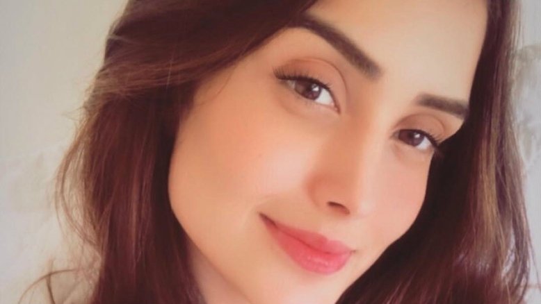 Letícia Almeida posa sensual e filha de Romário comenta: "Socorro"