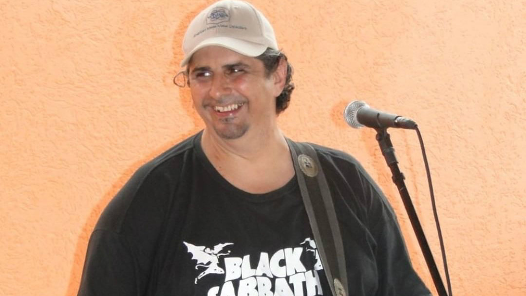 Guitarrista do Virgulóides morre após acidente doméstico; família alega erro médico