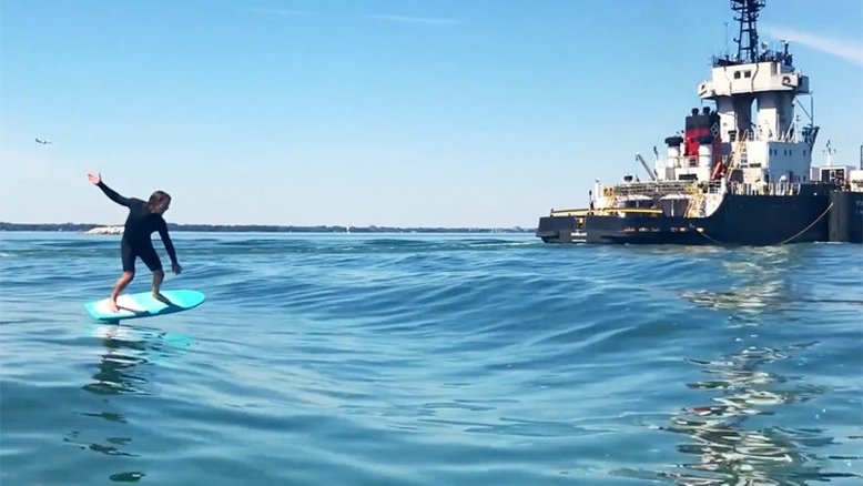 VÍDEO: SURFISTA “PEGA CARONA” EM ONDA DE NAVIO PETROLEIRO