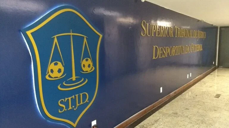 STJD retira punição e devolve 3 pontos do Brusque por ato racista contra Celsinho