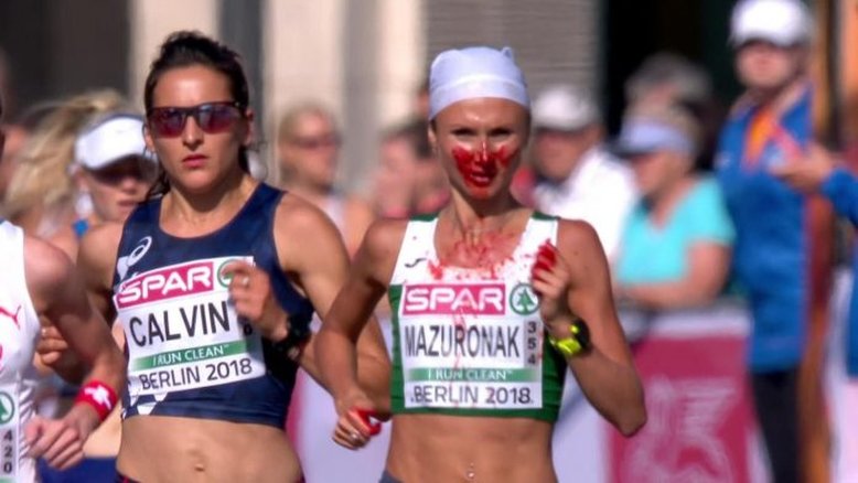 Corredora sangra e erra percurso, mas vence maratona europeia