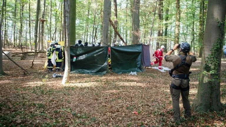 Evacuação de ecologistas é suspensa na Alemanha após acidente fatal