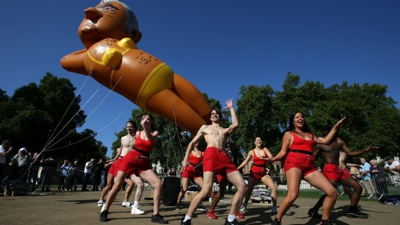 Opositores exibem balão com imagem do prefeito de Londres perto do Parlamento britânico