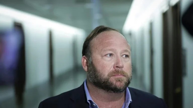 Twitter fecha definitivamente conta de ativista de extrema direita Alex Jones