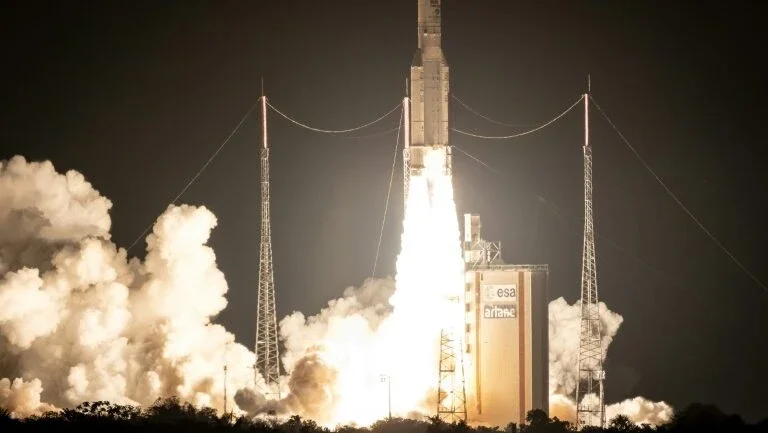 Foguete Ariane 5 realiza seu 100º lançamento 