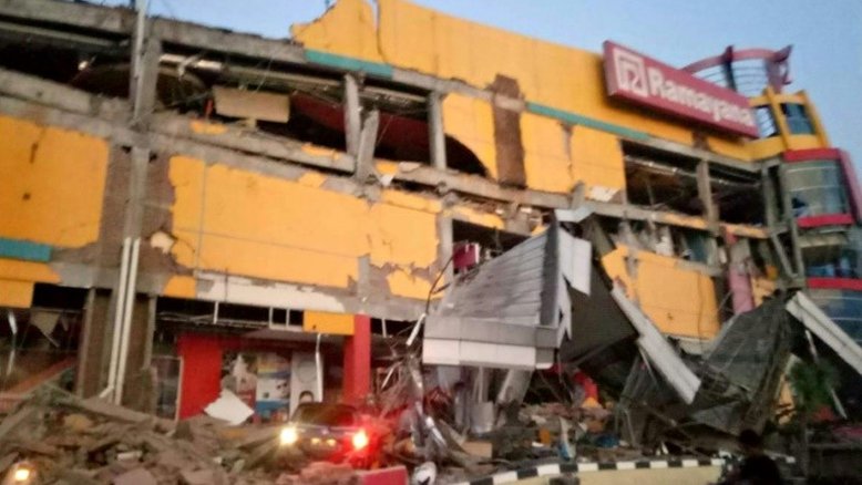 Cidade da Indonésia é atingida por tsunami após forte terremoto