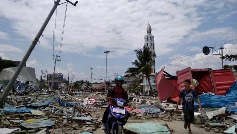 Sobe para 420 número de mortos em terremoto e tsunami na Indonésia