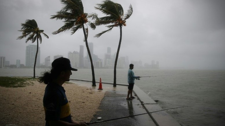 Alerta de furacão nos EUA por aproximação de tempestade tropical Gordon