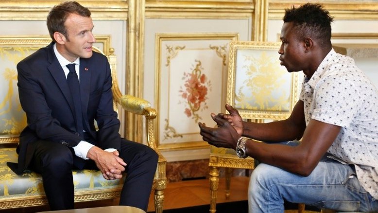 Malinês que salvou menino escalando fachada ganha nacionalidade francesa