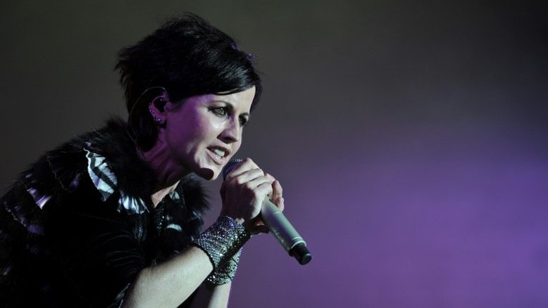 Vocalista do Cranberries se afogou em banheira após consumir álcool em excesso