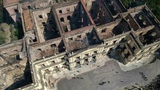Museu Nacional encontra 1.500 objetos sob escombros