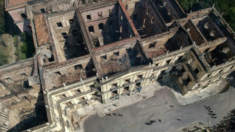 Museu Nacional encontra 1.500 objetos sob escombros