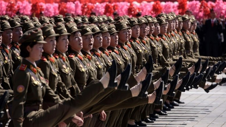 Coreia do Norte faz desfile militar sem mísseis balísticos intercontinentais