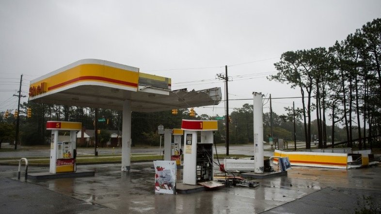 Florence se torna tempestade tropical, mas deixa vítimas e estragos