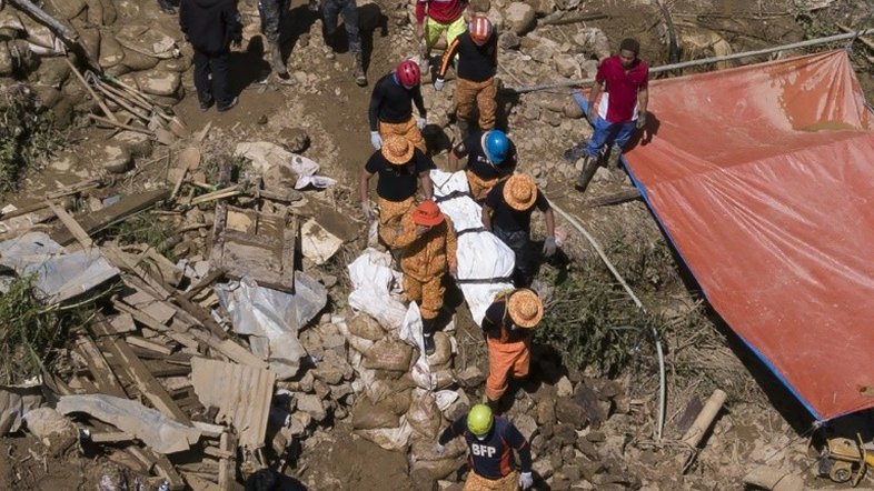 Sobe a 81 número de mortos por tufão nas Filipinas