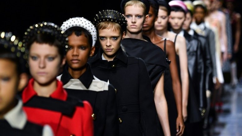 Guerreiras da Fendi e rasgos da Prada nas passarelas de Milão
