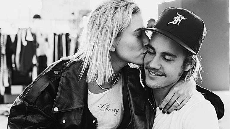 Justin Bieber presenteia Hailey Baldwin com 'torta na cara'