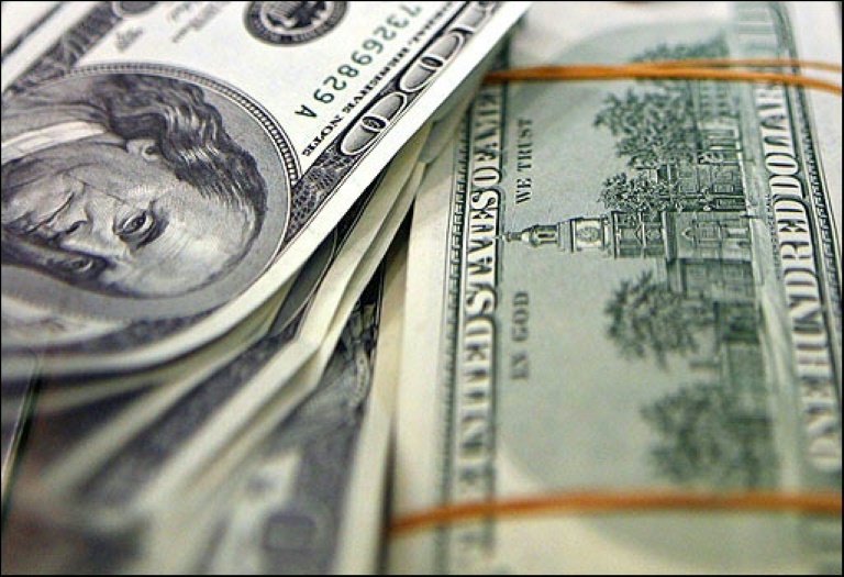 Após pesquisa Ibope, dólar cai abaixo de R$ 3,70