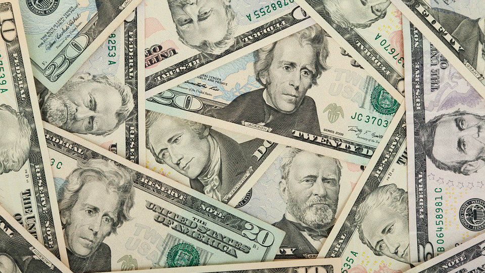 Dólar tem queda com pesquisa do Ibope, mas investidor mantém cautela