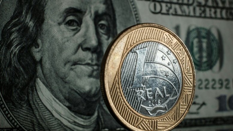 Dólar tem novo dia de alta e vai a R$ 3,8672 com cautela externa e interna