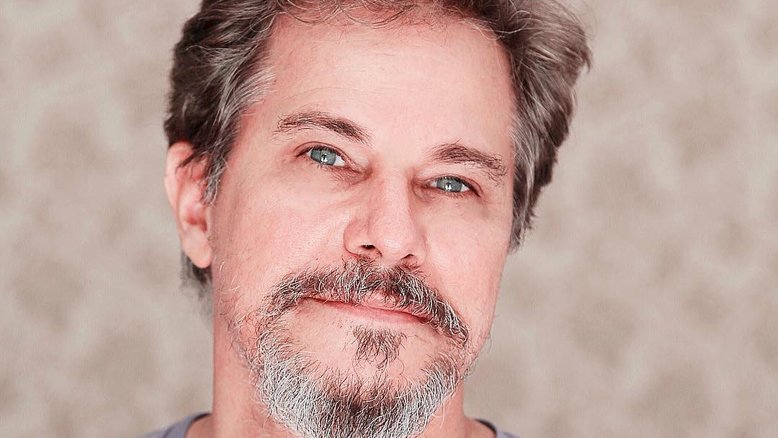 Edson Celulari posa na academia e fãs elogiam