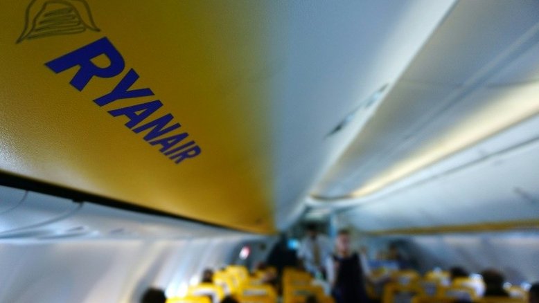 Vídeo de briga racista em avião da Ryanair viraliza