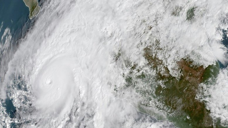 Furacão Willa, de categoria 5, se faz sentir na costa mexicana