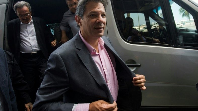 Em caminhada em SP, Haddad agradece apoio de Joaquim Barbosa