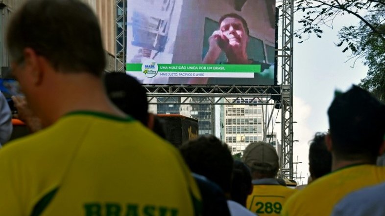 Bolsonaro ameaça opositores com promessa de banir do Brasil 'marginais vermelhos'