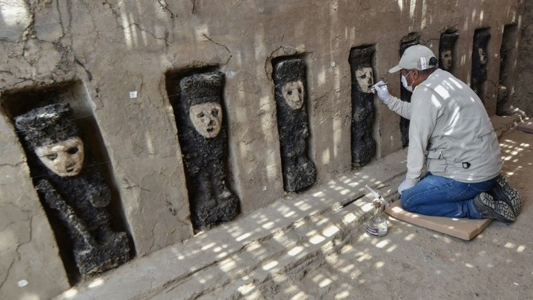 Arqueólogos peruanos encontram 20 ídolos de madeira pré-hispânicos em Chan Chan