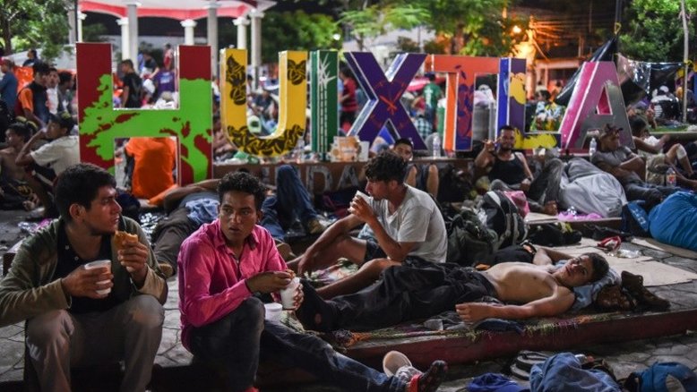 Migrantes hondurenhos recuperam forças antes de seguir para os EUA