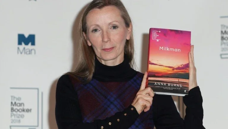 Escritora norte-irlandesa Anna Burns vence prêmio Man Booker