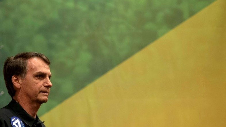 Bolsonaro perto de Trump, Brasil longe do mundo 