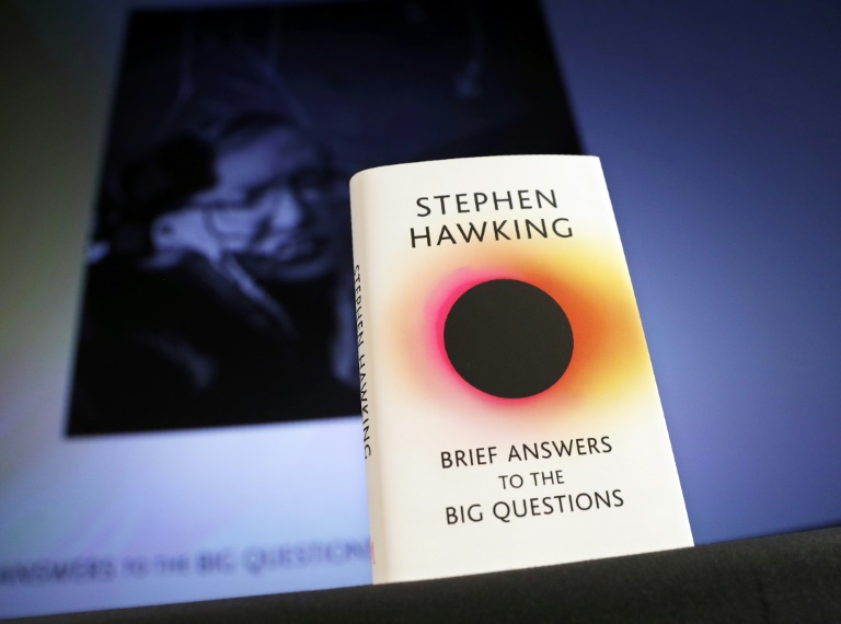 Livro póstumo de Stephen Hawking fornece 'breves respostas para as grandes questões'