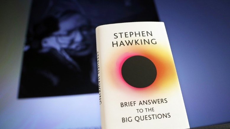 Livro póstumo de Stephen Hawking fornece 'breves respostas para as grandes questões'
